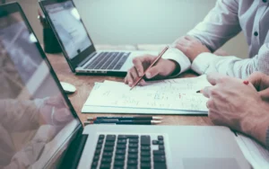 Choosing the Right Business Advisor: Key Factors for Scalable Growth